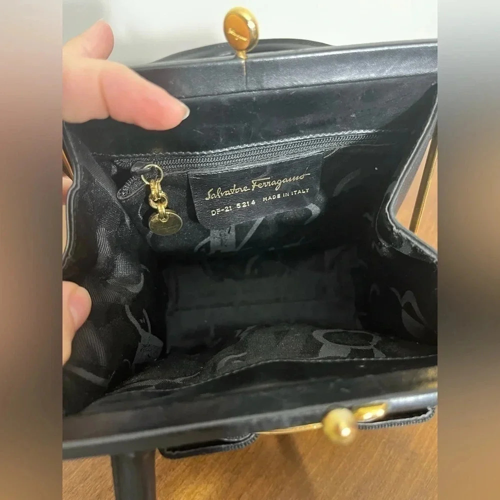 Vintage Salvatore Ferragamo Vala‎ Small Black Leather purse - Picture 8 of 15